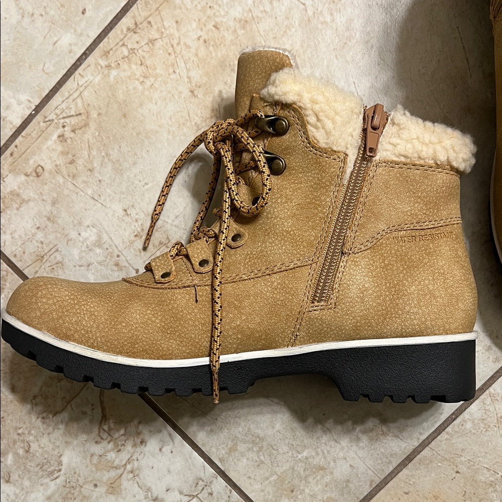 JBU Women's Tan Winter Boots with Black Soles Size 6 - Picture 9 of 14